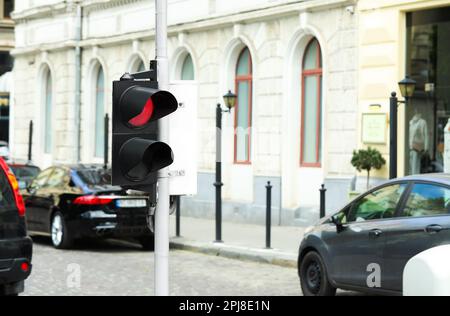 Mit Ampel auf der Stadtstraße posten Stockfoto