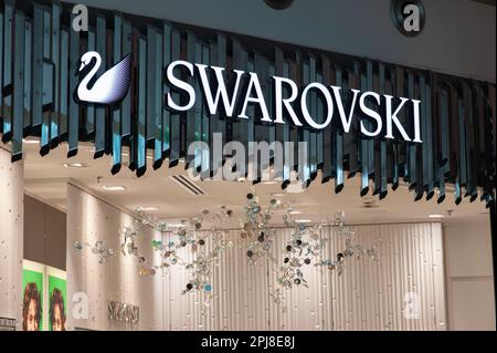 Warshaw, Polen - 14. Mai 2022: Swarovski-Geschäft im Einkaufszentrum Stockfoto