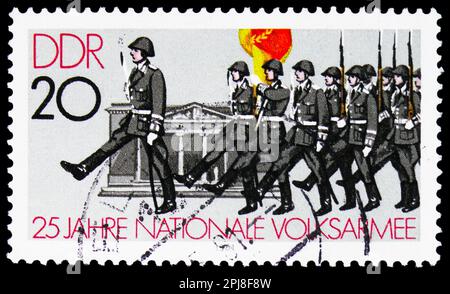 MOSKAU, RUSSLAND - 25. MÄRZ 2023: In Deutschland gedruckte Briefmarken zeigen Wachaufzug, 25 Jahre nationale Volksarmee-Serie, ca. 1981 Stockfoto