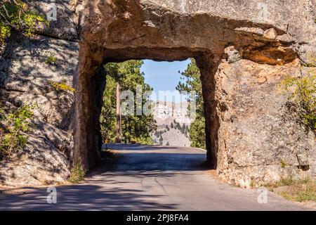 Blick auf den Mount Rushmore durch den Iron Mountain Highway Tunnel, South Dakota, Vereinigte Staaten von Amerika Stockfoto