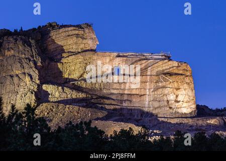 Crazy Horse Memorial in der Abenddämmerung mit Flutlichtern, Black Hills, South Dakota, Vereinigte Staaten von Amerika Stockfoto