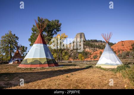 Tipis am Devils Tower National Monument (Bear Lodge) am Belle Fourche River, Wyoming, Vereinigte Staaten von Amerika Stockfoto