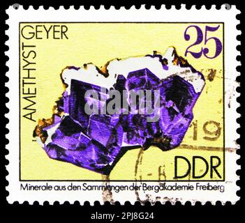 MOSKAU, RUSSLAND - 25. MÄRZ 2023: Poststempel gedruckt in Deutschland zeigt Amethyst mit Quarz, Geyer (Erzgebirge), Mineralien von der Bergbauakademie von Stockfoto