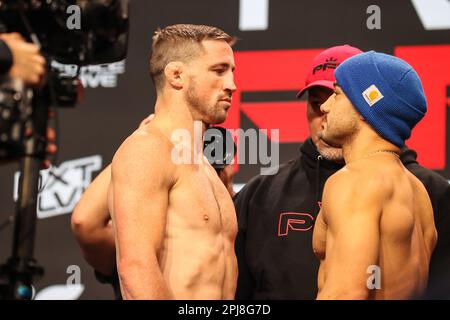 Las Vegas, NV, USA. 31. März 2023. Federgewichte (L) Brendan Loughnane und Marlon Moraes treten nach dem zeremoniellen Wiegen im Theater im Virgin Hotel am 31. März 2023 in Las Vegas, NV, gegeneinander an. Christopher Trim/CSM/Alamy Live News Stockfoto