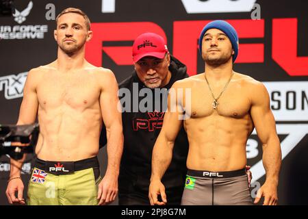 Las Vegas, NV, USA. 31. März 2023. Federgewichte (L) Brendan Loughnane und Marlon Moraes auf der Bühne nach den zeremoniellen Wiegen im Theater im Virgin Hotel am 31. März 2023 in Las Vegas, NV. Christopher Trim/CSM/Alamy Live News Stockfoto