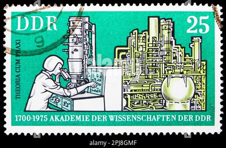 MOSKAU, RUSSLAND - 25. MÄRZ 2023: In Deutschland gedruckte Briefmarke zeigt Elektronenmikroskop, Chemiefabrik, 275. Jahrestag der Akademie der Wissenschaften Stockfoto