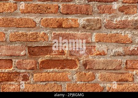 Wand aus roten Ziegeln, geeignet als Hintergrund- oder Tapetenmuster. Stockfoto