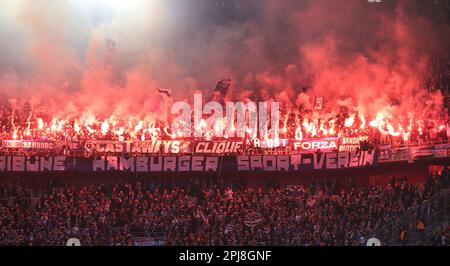 Düsseldorf, Deutschland. 31. März 2023. firo : 03/31/2023, Fußball, 2. Division, 2. Bundesliga, Staffel 2022/2023, Fortuna Düsseldorf - HSV Hamburg Hamburg, HSV Hamburg Hamburg Hamburg 2: 2 Pyro-Fans HSV Hamburg Gutschrift: dpa/Alamy Live News Stockfoto