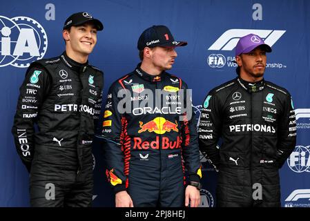 Melbourne, Australien. 01. April 2023. Qualifizierung der drei Besten im Parc Ferme George Russell (GBR) Mercedes AMG F1, zweiter Platz; Max Verstappen (NLD) Red Bull Racing, Pole Position; Lewis Hamilton (GBR) Mercedes AMG F1, dritter Platz. Großer Preis Australiens, Samstag, 1. April 2023. Albert Park, Melbourne, Australien. Kredit: James Moy/Alamy Live News Stockfoto