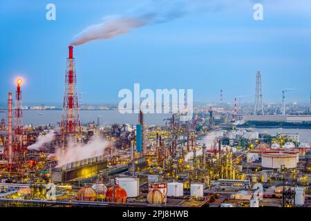 Fabriken in Yokkaichi, Japan, in der Abenddämmerung. Stockfoto