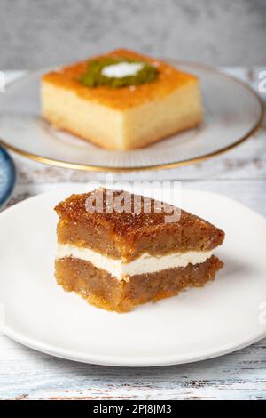 Güllac, Revani, Tulumba und Brot Kadayif Dessert mit Sahne auf einem Holzboden. Ramadan-Süßigkeiten. Traditionelle türkische Köstlichkeiten Stockfoto