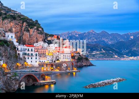 Atrani, Italien am Abend entlang der schönen Amalfiküste. Stockfoto