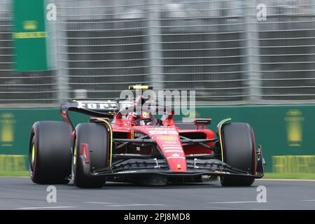 Albert Park, Melbourne, Victoria, Australien. 01. April 2023. FIA Formel-1-Weltmeisterschaft 2023 – Formel-1-Rolex-Grand-Prix in Australien – Carlos Sainz Jr. aus Spanien auf der (55) Scuderia Ferrari SF23 während der FIA Formel-1-Weltmeisterschaft 2023 – Bildgutschrift: brett keating/Alamy Live News Stockfoto