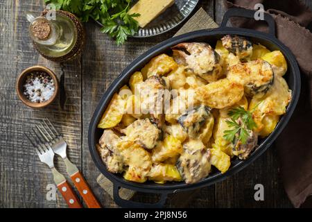 Fischauflauf Makrele, Kartoffel mit Käse und cremige Sauce. Griechisches Essen. Blick von oben. Stockfoto