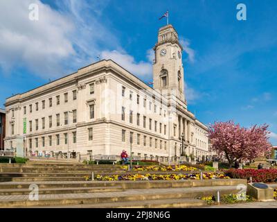 24. April 2022: Barnsley, South Yorkshire, UK - Barnsley Town Hall an einem schönen Frühlingsmorgen. Stockfoto