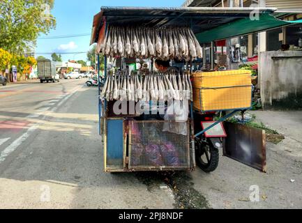 Chonburi, Thailand, 12. Februar 2023: Lebensmittel, die auf einem Wagen an einem Motorrad verkauft werden – ein typisches Lebensmittel, das in Thailand auf Rädern verkauft wird. Stockfoto