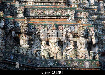 Dekorative Elemente an der Fassade des Wat Arun, Tempel der Morgenröte in Bangkok, Thailand. Stockfoto