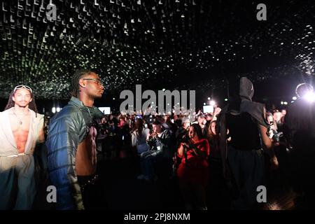 Paris, Frankreich. 01. April 2023. Model bespricht die EIDM Fashion & Luxury Business School, Fashion Show « Wear the Future » jede Silhouette ist ein Studentendesign, das am 31. März 2023 in Paris in der Philharmonie stattfindet. Foto von Jana Call Me J/ABACAPRESS.COM Kredit: Abaca Press/Alamy Live News Stockfoto