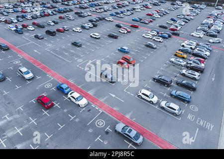 Parkplatz von oben gesehen, Luftaufnahme. UK. Hochwertiges Foto Stockfoto