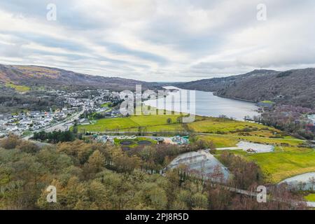 Der See Llyn Peris wird auf der einen Seite vom Berg Elidir Fawr und dem ehemaligen Schieferbruch von Dinorwig und auf der anderen Seite von den Hügeln von Derlwyn und Clogwyn Mawr flankiert. Hochwertiges Foto Stockfoto