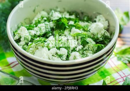 Frischer Hüttenkäse mit Spinat und Kräutern. Diät-Nahrung Stockfoto