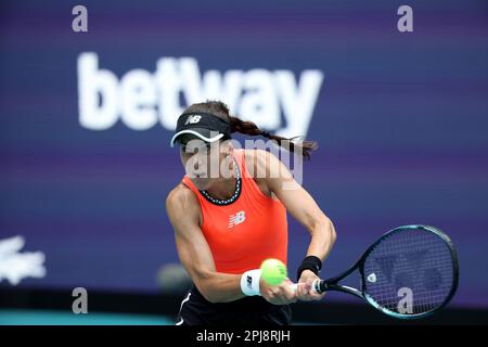 MIAMI GARDENS, FLORIDA - 31. MÄRZ: Petra Kvitova aus der Tschechischen Republik besiegt Sorana Cirstea aus Rumänien im Halbfinale der Frauen-Singles bei den Miami Open im Hard Rock Stadium am 31. März 2023 in Miami Gardens, Florida. Leute: Sorana Cirstea Credit: Storms Media Group/Alamy Live News Stockfoto