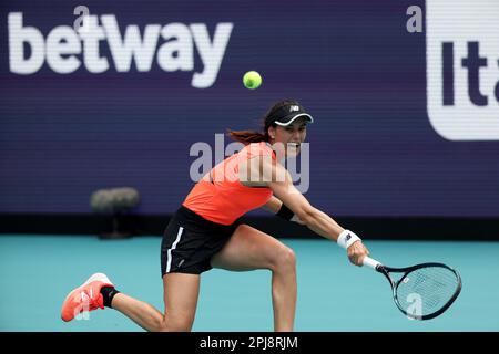 MIAMI GARDENS, FLORIDA - 31. MÄRZ: Petra Kvitova aus der Tschechischen Republik besiegt Sorana Cirstea aus Rumänien im Halbfinale der Frauen-Singles bei den Miami Open im Hard Rock Stadium am 31. März 2023 in Miami Gardens, Florida. Leute: Sorana Cirstea Credit: Storms Media Group/Alamy Live News Stockfoto