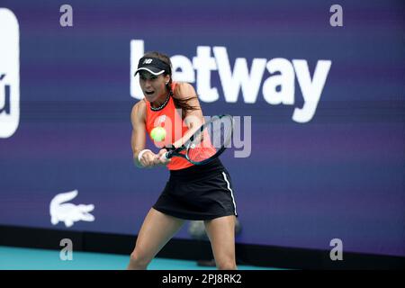 MIAMI GARDENS, FLORIDA - 31. MÄRZ: Petra Kvitova aus der Tschechischen Republik besiegt Sorana Cirstea aus Rumänien im Halbfinale der Frauen-Singles bei den Miami Open im Hard Rock Stadium am 31. März 2023 in Miami Gardens, Florida. Leute: Sorana Cirstea Credit: Storms Media Group/Alamy Live News Stockfoto