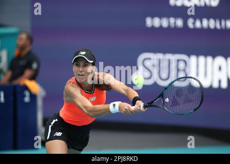 MIAMI GARDENS, FLORIDA - 31. MÄRZ: Petra Kvitova aus der Tschechischen Republik besiegt Sorana Cirstea aus Rumänien im Halbfinale der Frauen-Singles bei den Miami Open im Hard Rock Stadium am 31. März 2023 in Miami Gardens, Florida. Leute: Sorana Cirstea Credit: Storms Media Group/Alamy Live News Stockfoto