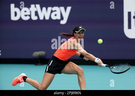 MIAMI GARDENS, FLORIDA - 31. MÄRZ: Petra Kvitova aus der Tschechischen Republik besiegt Sorana Cirstea aus Rumänien im Halbfinale der Frauen-Singles bei den Miami Open im Hard Rock Stadium am 31. März 2023 in Miami Gardens, Florida. Leute: Sorana Cirstea Credit: Storms Media Group/Alamy Live News Stockfoto