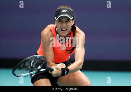 MIAMI GARDENS, FLORIDA - 31. MÄRZ: Petra Kvitova aus der Tschechischen Republik besiegt Sorana Cirstea aus Rumänien im Halbfinale der Frauen-Singles bei den Miami Open im Hard Rock Stadium am 31. März 2023 in Miami Gardens, Florida. Leute: Sorana Cirstea Credit: Storms Media Group/Alamy Live News Stockfoto