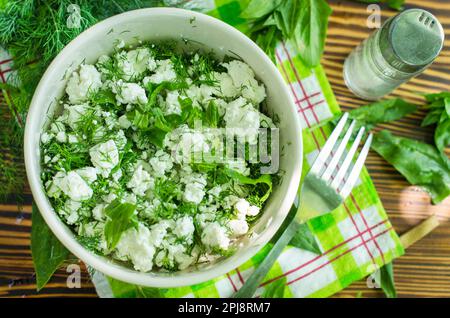 Frischer Hüttenkäse mit Spinat und Kräutern. Diät-Nahrung Stockfoto