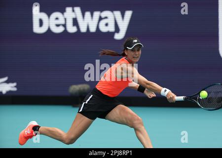 MIAMI GARDENS, FLORIDA - 31. MÄRZ: Petra Kvitova aus der Tschechischen Republik besiegt Sorana Cirstea aus Rumänien im Halbfinale der Frauen-Singles bei den Miami Open im Hard Rock Stadium am 31. März 2023 in Miami Gardens, Florida. Leute: Sorana Cirstea Credit: Storms Media Group/Alamy Live News Stockfoto