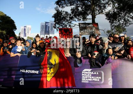 Melbourne, Australien. 01. April 2023. 1. April 2023, Albert Park, Melbourne, FORMEL 1 ROLEX AUSTRALIAN GRAND PRIX 2023, im Bild Ferrari Fans Credit: dpa/Alamy Live News Stockfoto