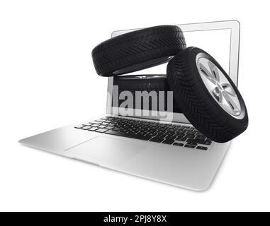 Online-Autoverkauf, Lieferservice. Moderner Laptop und Autoreifen auf weißem Hintergrund Stockfoto