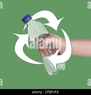 Abbildung: Recycling-Symbol und Frau mit Kunststoffflasche auf grünem Hintergrund, Nahaufnahme Stockfoto