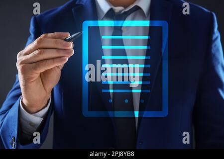 Konzept der elektronischen Signatur. Geschäftsmann mit Stift neben virtuellem Bildschirm und Symbol des Dokuments Stockfoto