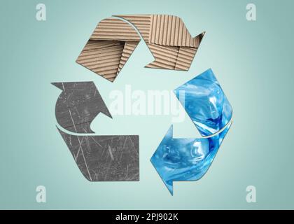 Recycling-Symbol aus Metall-, Karton- und Kunststoffflaschen auf hellblauem Hintergrund Stockfoto