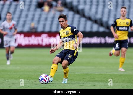 Gosford, Australien, 1. April 2023. Josh Nisbet von Central Coast Mariners spielt den Ball während des A-League Männer Fußballspiels zwischen Central Coast Mariners und Brisbane Roar am 01. April 2023 im Industree Group Stadium in Gosford, Australien. Kredit: Damian Briggs/Speed Media/Alamy Live News Stockfoto