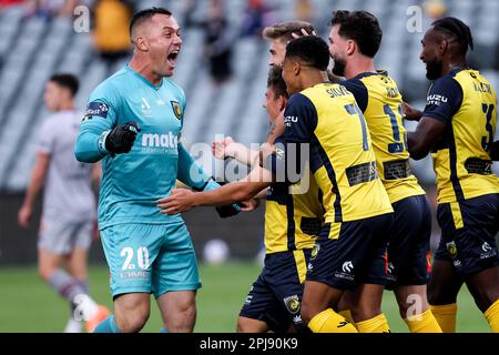 Gosford, Australien, 1. April 2023. Josh Nisbet von Central Coast Mariners feiert sein Tor mit Danny Vukovic während des A-League Männer-Fußballspiels zwischen Central Coast Mariners und Brisbane Roar am 01. April 2023 im Industree Group Stadium in Gosford, Australien. Kredit: Damian Briggs/Speed Media/Alamy Live News Stockfoto
