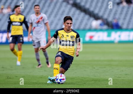 Gosford, Australien, 1. April 2023. Josh Nisbet von Central Coast Mariners spielt den Ball während des A-League Männer Fußballspiels zwischen Central Coast Mariners und Brisbane Roar am 01. April 2023 im Industree Group Stadium in Gosford, Australien. Kredit: Damian Briggs/Speed Media/Alamy Live News Stockfoto