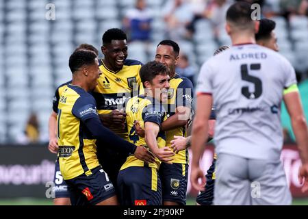 Gosford, Australien, 1. April 2023. Josh Nisbet von Central Coast Mariners feiert sein Tor mit Teamkollegen beim A-League Männer-Fußballspiel zwischen Central Coast Mariners und Brisbane Roar am 01. April 2023 im Industree Group Stadium in Gosford, Australien. Kredit: Damian Briggs/Speed Media/Alamy Live News Stockfoto