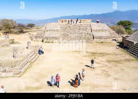 Monte Alban, Oaxaca de Juárez, Mexiko, Ein Blick aus der Vogelperspektive auf die maya-Pyramide von Monte Alban mit Touristen Stockfoto