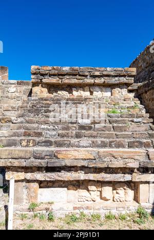 Monte Alban, Oaxaca de Juárez, Mexiko, Stufen der Maya-Pyramide in Monte Alban Stockfoto