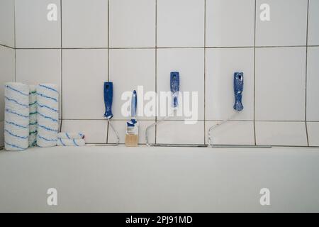Satz Malerwerkzeuge, Pinsel, Malerwalzen. Konzept der Reparatur- und Veredelungsarbeiten. Stockfoto