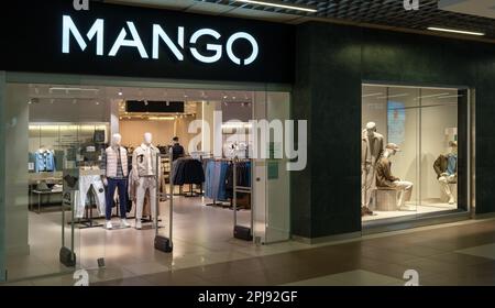 MANGO-Bekleidungsgeschäft im Einkaufszentrum. Logo und Ansicht im Geschäft. Minsk, Belarus, 2023 Stockfoto