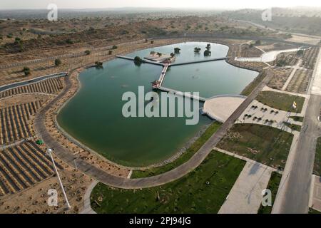 (230401) -- THARPARKAR, 1. April 2023 (Xinhua) -- Dieses Luftfoto, das am 28. Februar 2023 aufgenommen wurde, zeigt den Blick auf einen künstlichen See beim Projekt zur Integration der Kohlekraftwerke Thar Coal Block I in der Provinz Sindh, Pakistan. Das Projekt zur Integration der Kohleelektrizitätskomponente Thar Coal Block I, ein Kooperationsprojekt im Energiebereich im Rahmen des Wirtschaftskorridors China-Pakistan (CPEC), wurde vor kurzem vom pakistanischen Premierminister Shahbaz Sharif offiziell eröffnet, nachdem es Anfang Februar offiziell in Betrieb genommen wurde. Es verfügt über die Kapazität, den Strombedarf von 4 Millionen Haushalten zu decken Stockfoto