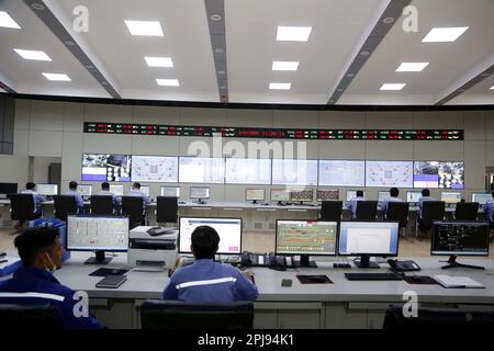 (230401) -- THARPARKAR, 1. April 2023 (Xinhua) -- Mitarbeiter arbeiten am 21. März 2023 in der Kontrollzentrale des Projekts zur Integration der Kohlekraftwerke Thar Coal Block I in der Provinz Sindh, Pakistan. Das Projekt zur Integration der Kohleelektrizitätskomponente Thar Coal Block I, ein Kooperationsprojekt im Energiebereich im Rahmen des Wirtschaftskorridors China-Pakistan (CPEC), wurde vor kurzem vom pakistanischen Premierminister Shahbaz Sharif offiziell eröffnet, nachdem es Anfang Februar offiziell in Betrieb genommen wurde. Es hat die Kapazität, den Strombedarf von 4 Millionen Haushalten in Pakistan zu decken Stockfoto