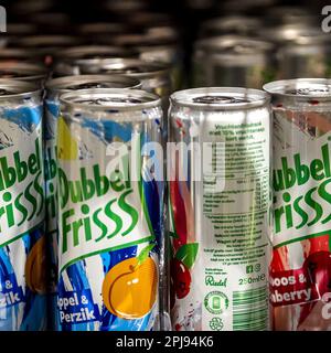 HAARLEM - eine Dose mit einer Kaution in einem Supermarkt. Zusätzlich zu kleinen Plastikflaschen wird eine Kaution in Höhe von 0,15 € für Getränkedosen wie Erfrischungsgetränke, Bier und Energy Drinks erhoben. Dosen mit Kaution werden bald am Logo der Deponierung zu erkennen sein und können an mehr als 27.000 Sammelstellen abgegeben werden, z. B. Supermärkten, Tankstellen entlang der Autobahn und Sportclubs. ANP REMKO DE WAAL netherlands Out - belgien Out Credit: ANP/Alamy Live News Stockfoto