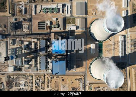 (230401) -- THARPARKAR, 1. April 2023 (Xinhua) -- Dieses Luftfoto wurde am 28. Februar 2023 aufgenommen und zeigt die Ansicht des Projekts zur Integration der Kohlekraftwerke Thar Coal Block-I in der Provinz Sindh, Pakistan. Das Projekt zur Integration der Kohleelektrizitätskomponente Thar Coal Block I, ein Kooperationsprojekt im Energiebereich im Rahmen des Wirtschaftskorridors China-Pakistan (CPEC), wurde vor kurzem vom pakistanischen Premierminister Shahbaz Sharif offiziell eröffnet, nachdem es Anfang Februar offiziell in Betrieb genommen wurde. Es hat die Kapazität, den Strombedarf von 4 Millionen Haushalten in Pakistan zu decken Stockfoto